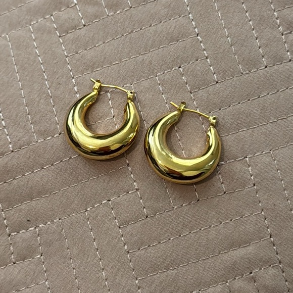 Jewelry - Gold Moon Crescent Earrings